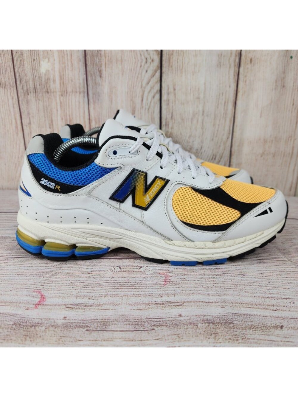 New Balance 2002R Shoes Mens Size 9 Sneakers Running Athletic Vibrant Apricot